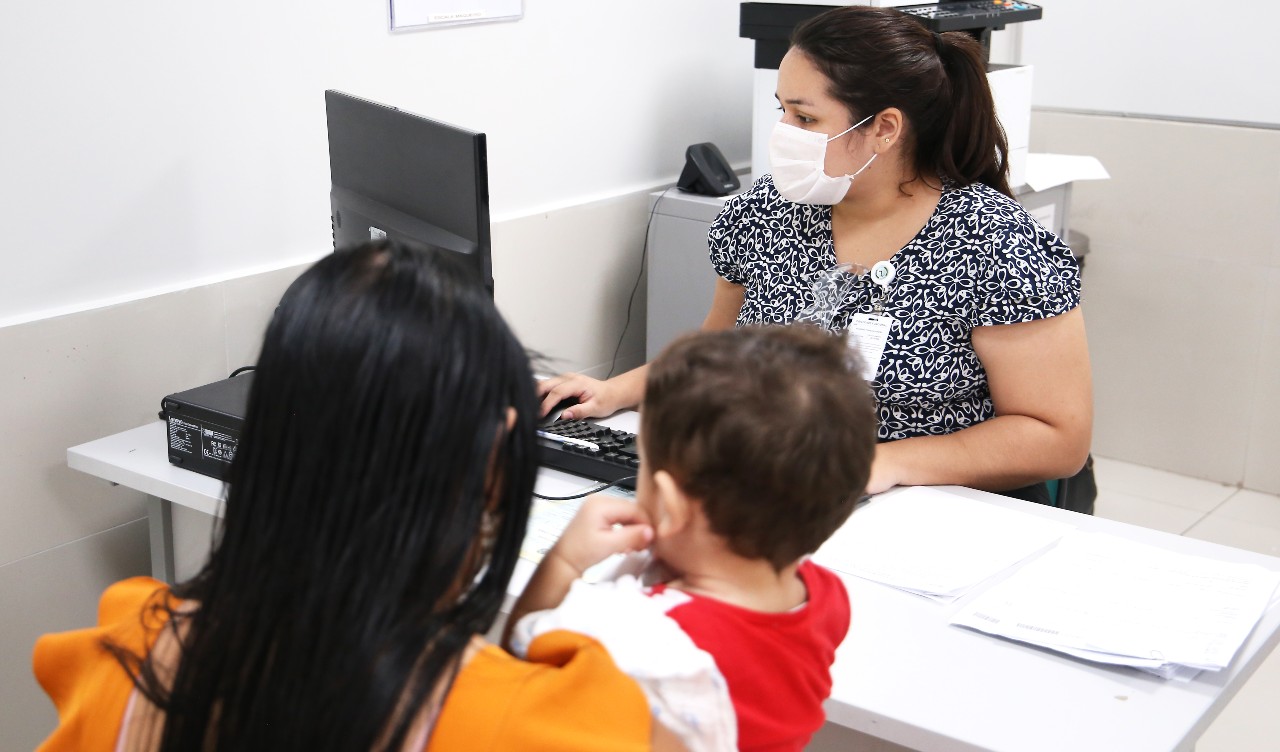 mãe e filho são atendidos por uma médica em um consultório